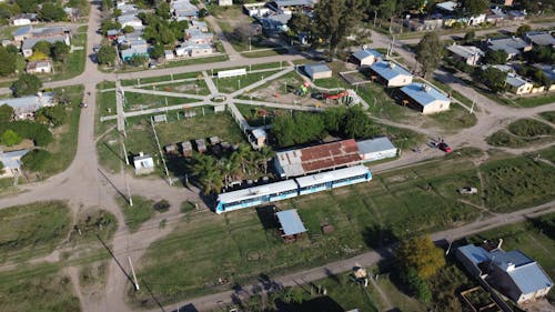 Kostenloses Stock Foto zu drohne erschossen, eisenbahn, häuser