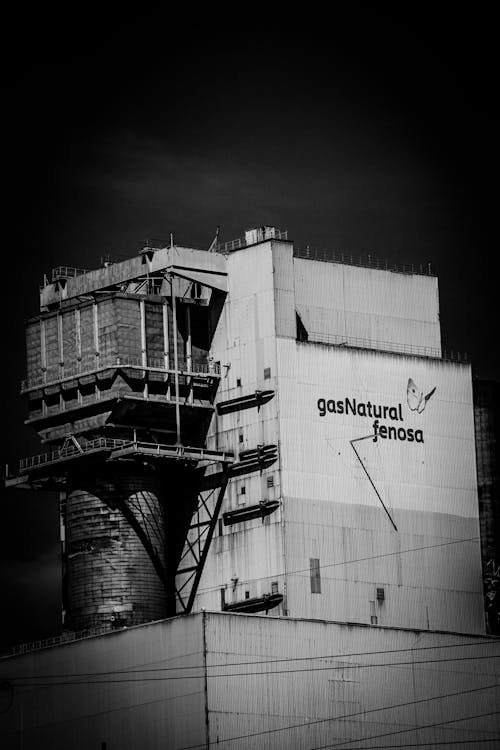 Darmowe zdjęcie z galerii z budynek, czarno-biały, fabryka