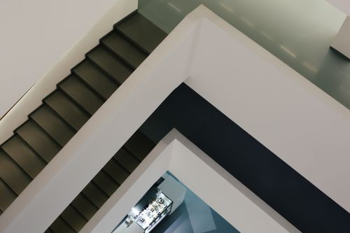 Free A modern interior showcasing a minimalist staircase with contrasting black and white colors. Stock Photo