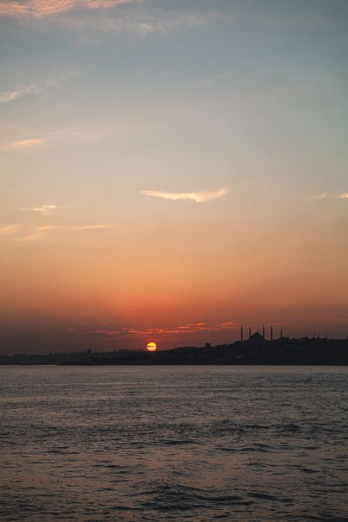 Free Capture of a vibrant sunset over the Bosphorus and İstanbul silhouette, highlighting the evening sky. Stock Photo