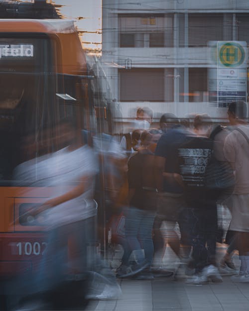 Kostenloses Stock Foto zu bus, draußen, menschen