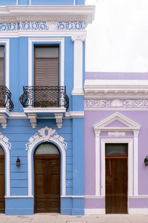 Gratis lagerfoto af balkon, døråbning, farverige huse