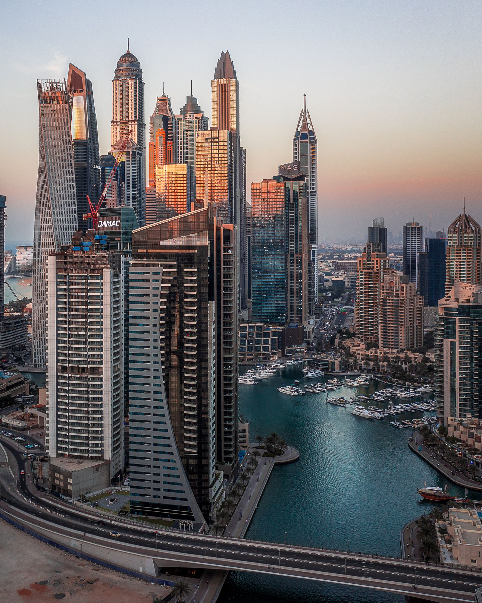مرسى دبي وأبراجها في مشهد حقيقي من الخليج