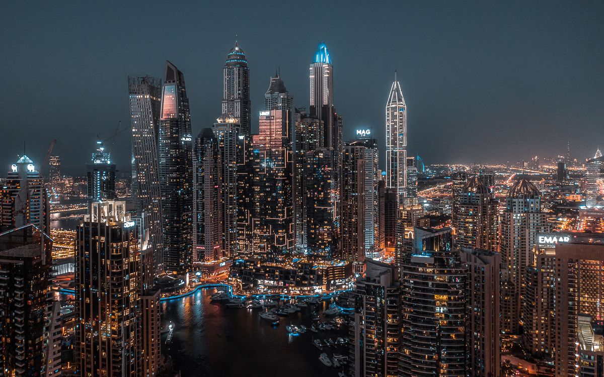 أفق مدينة إماراتية ليلاً