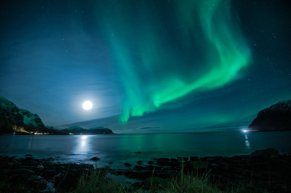 Zorza polarna nad jeziorem na Lofotach w Norwegii