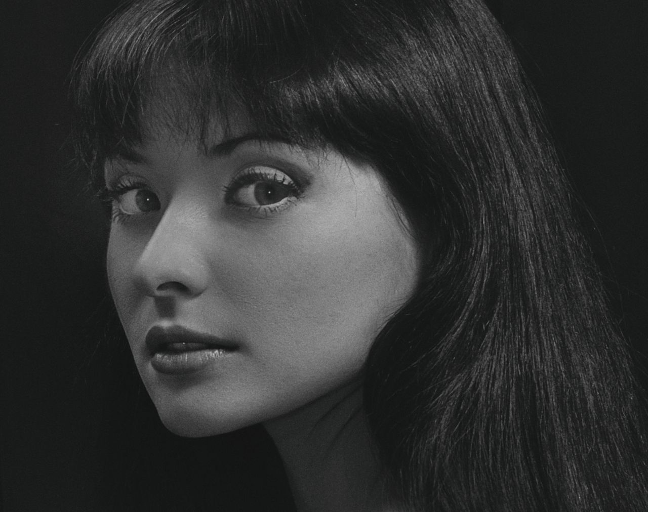 black and white portrait of a woman with a retro and elegant appearanc