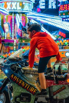 Lichter bei Nacht – Malerische Neon-Szene