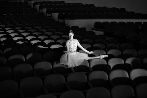 Fotos de stock gratuitas de asientos, bailando, blanco y negro
