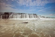 从悬崖上倾泻入海的雄伟瀑布，与令人惊叹的海景交相辉映