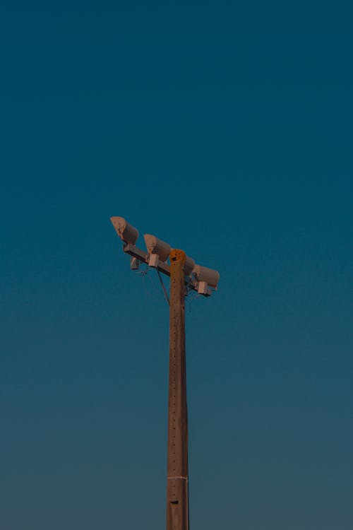 Безкоштовне стокове фото на тему «блакитне небо, вертикальні постріл, кореспонденція»