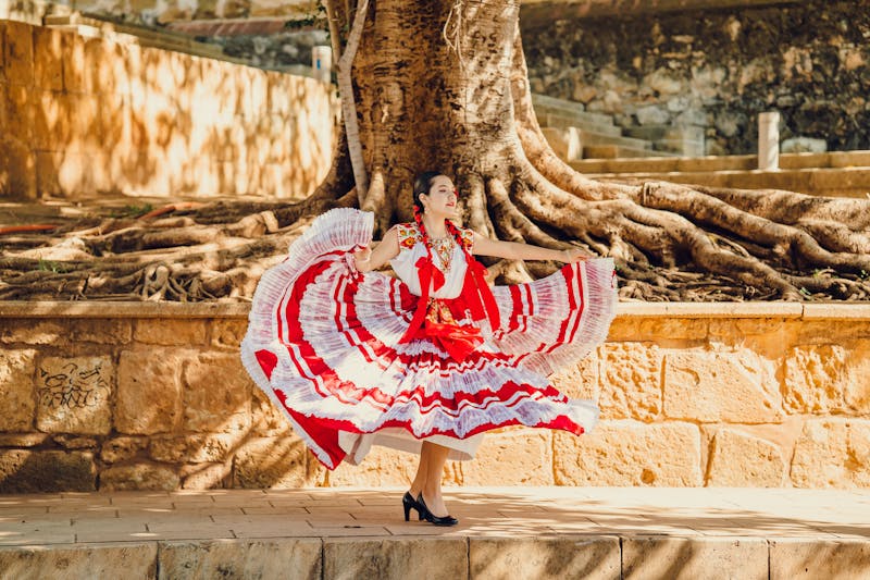 Femme dansant dans les rues de la ville d'Oaxaca, représentant la culture mexicaine