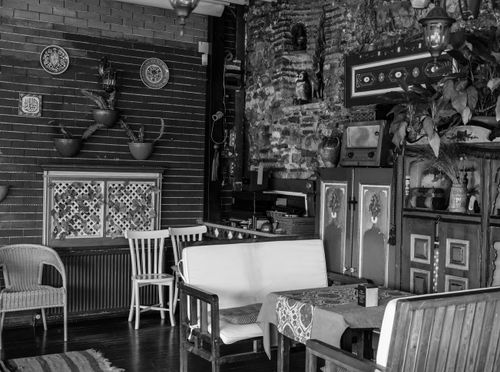 Free Charming black and white photo of a rustic café interior in Istanbul, Turkey. Stock Photo