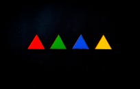 在黑暗的背景上，四个彩色三角形排列成引人注目的抽象构图