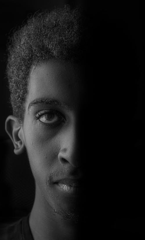 Darmowe zdjęcie z galerii z afrykański chłopak, czarno-biały, czarny chłopak