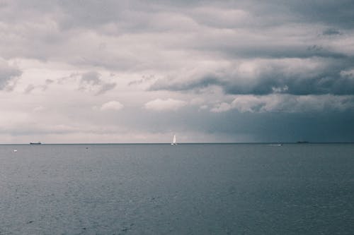 Perahu Layar Putih Di Perairan