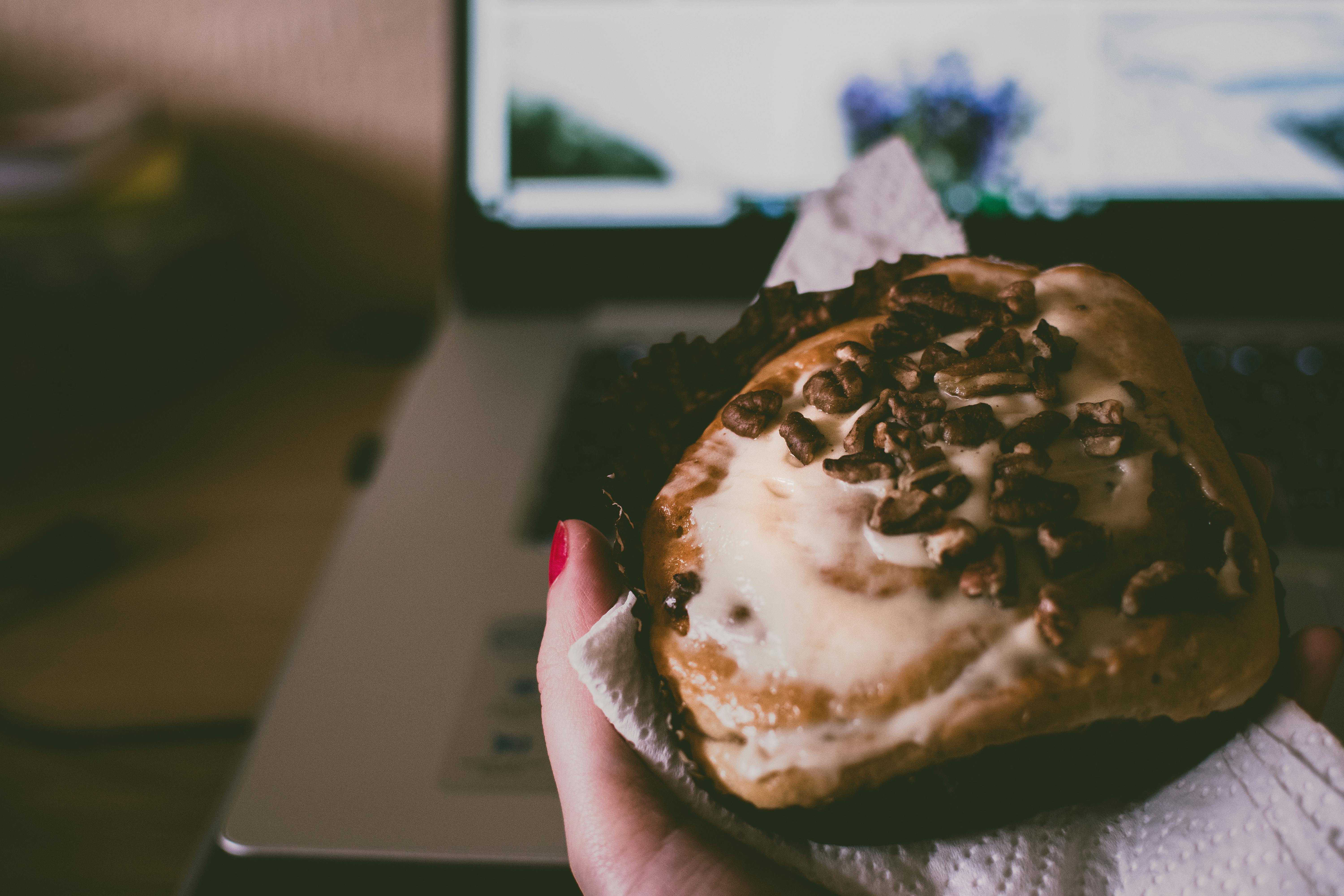 Personne Tenant Un Petit Gateau Au Chocolat Avec De La Cannelle Photo Gratuite