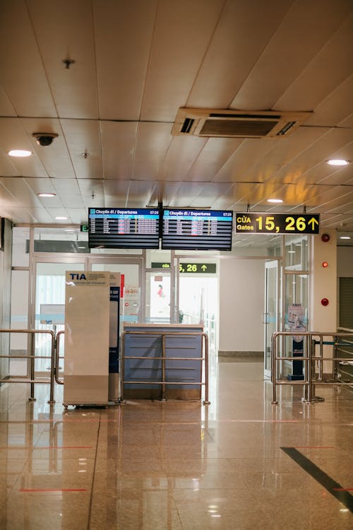 Gratis stockfoto met aankomsthal, afscheid, airport gate