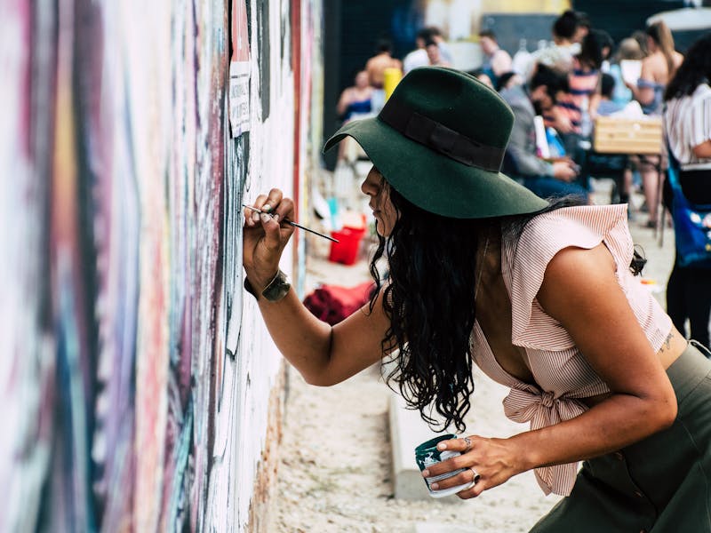 Calais : Une Fresque de Street Art Inspire les Lycéens en 2025