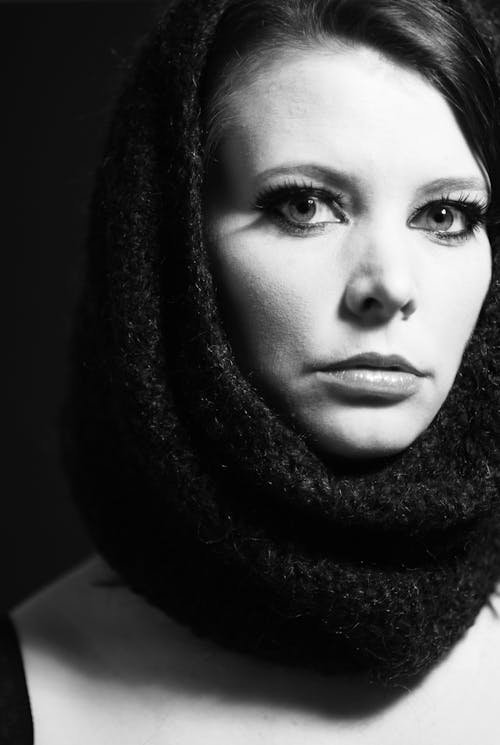 Základová fotografie zdarma na téma černobílý, šátek, stupně šedé