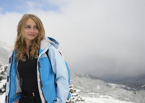 Gratuit Femme En Veste à Capuche Zippée Verte Sur La Montagne Blanche Avec Du Brouillard Pendant La Journée Photos