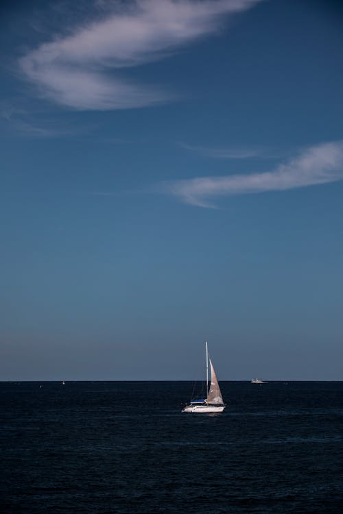 Ücretsiz beyaz bulutlar, deniz, dikey atış içeren Ücretsiz stok fotoğraf Stok Fotoğraflar