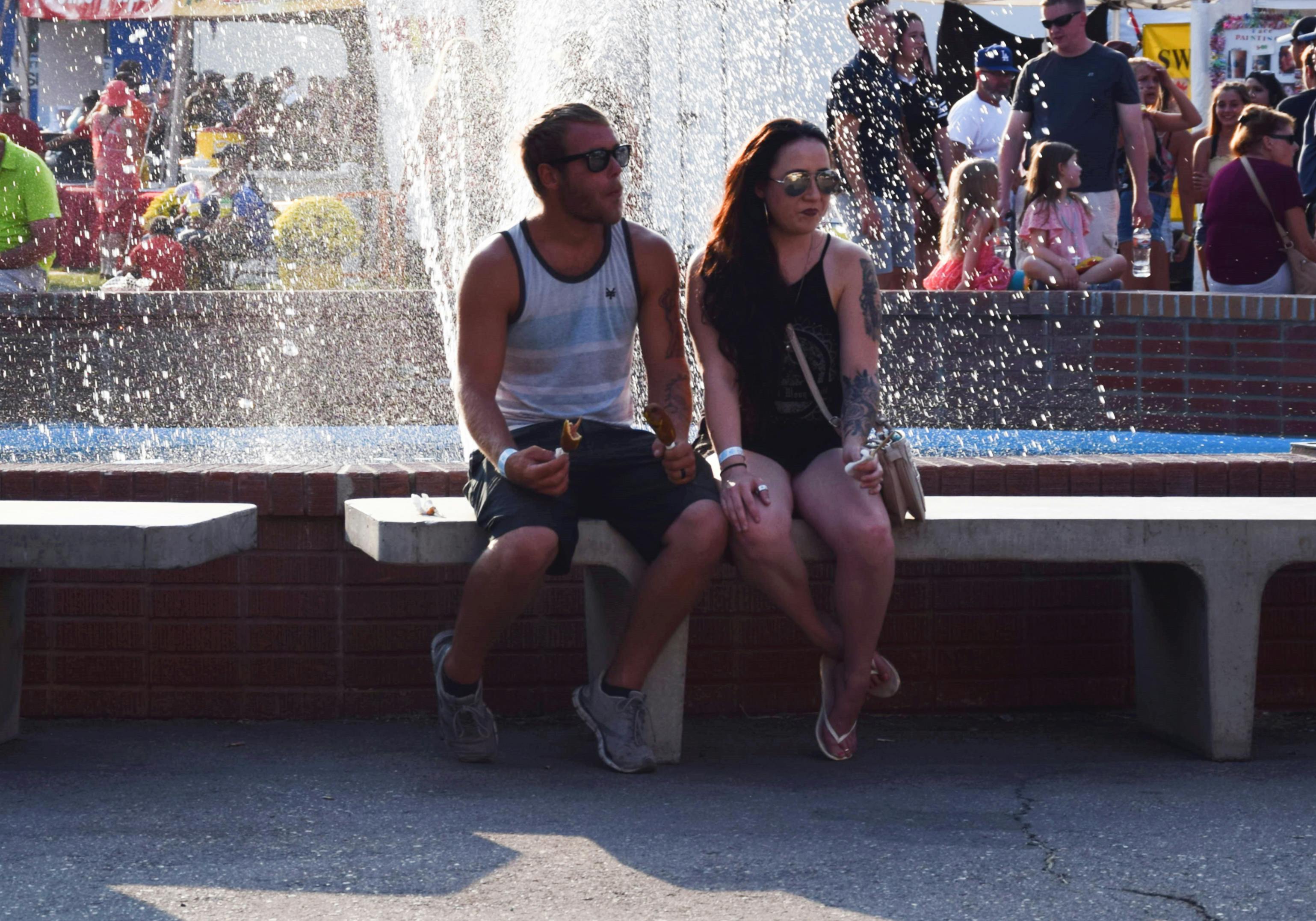 办公室内员工正在检查合同