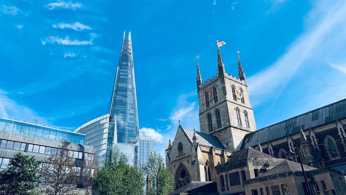 Catedrala Southwark alaturi de zgarie-norul The Shard