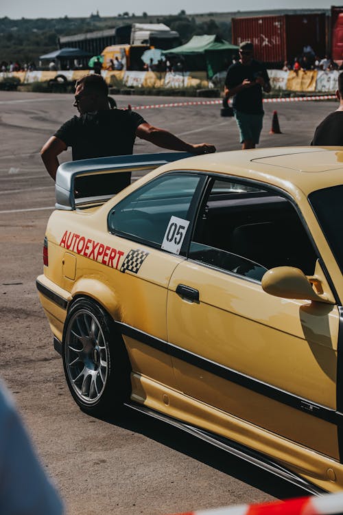 Foto profissional grátis de amarelo, automobilístico, coupe