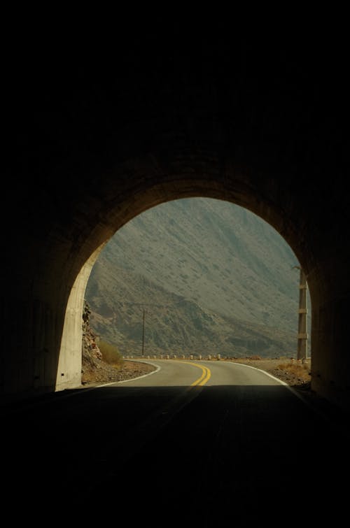 Foto d'estoc gratuïta de autopista, carretera asfaltada, ombra