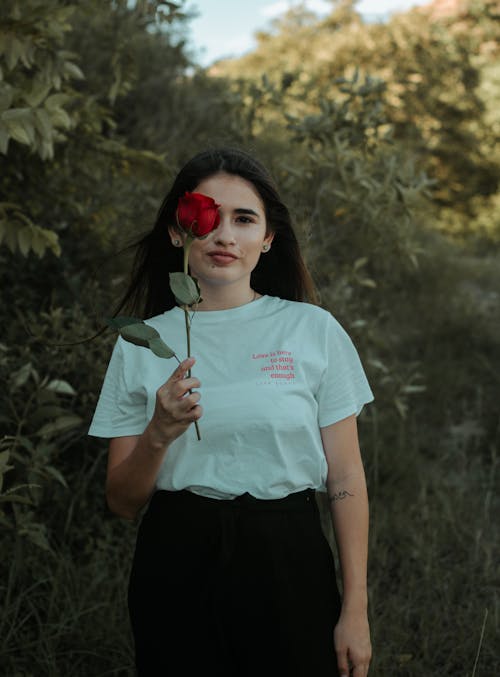 Foto profissional grátis de beleza, camisa branca, cativante