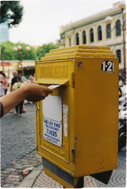 Kostnadsfria Kostnadsfri bild av bokstav, brevlåda, gul Stock foto