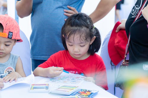 Foto stok gratis anak kecil, buku mewarnai, cewek