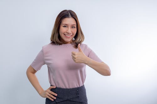 Gratis stockfoto met Aziatische vrouw, casual, duim omhoog Stockfoto