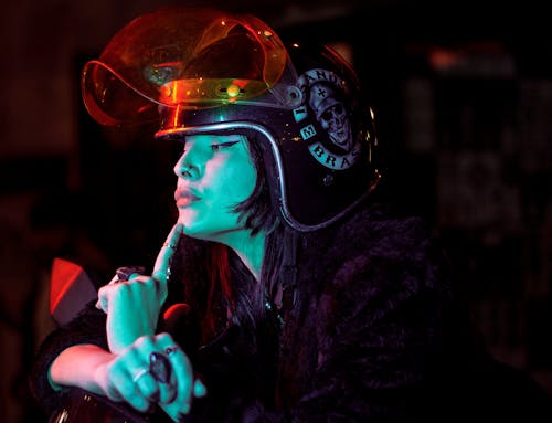Ilmainen kuvapankkikuva tunnisteilla aasialainen nainen, kypärä, musta takki