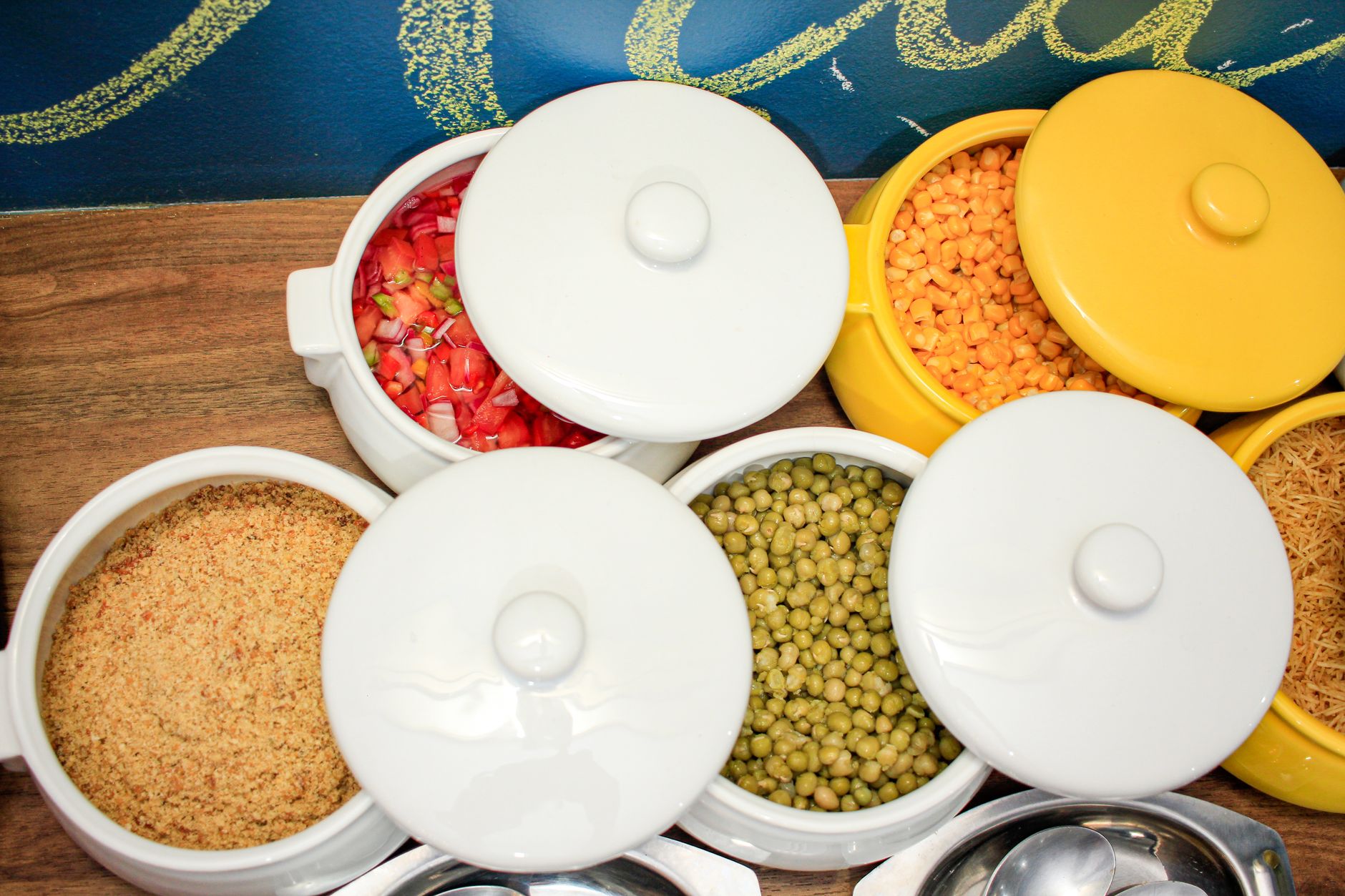 Cocina Saludable con Especias Mano añadiendo especias frescas a un plato de comida saludable.