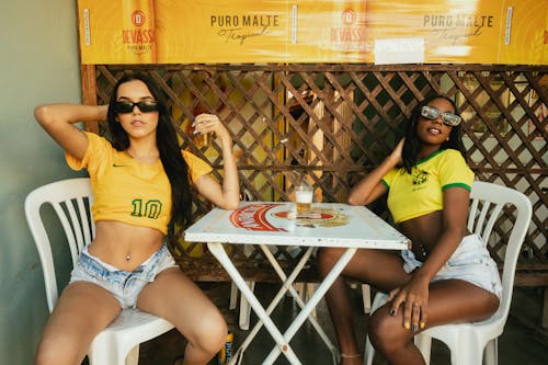 Photos gratuites de brésilien, chaises, cheveux longs