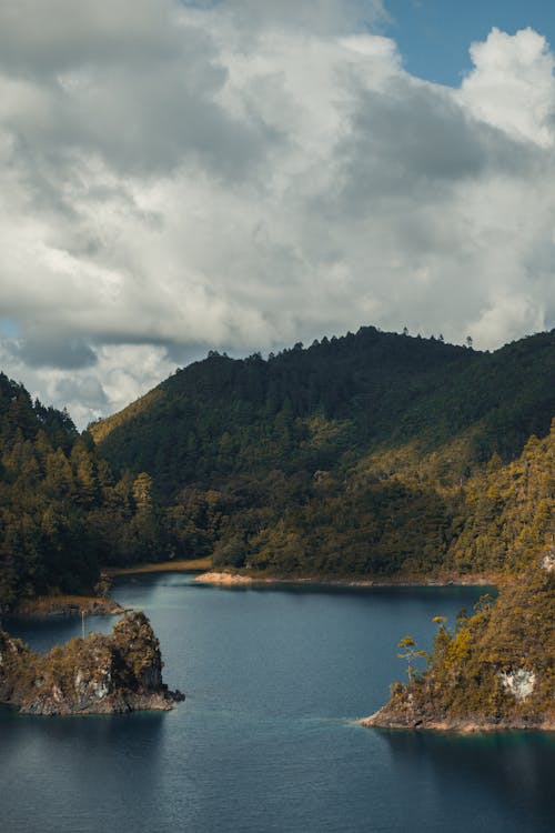 Kostenloses Stock Foto zu bergwald, bewölkter himmel, drohne erschossen