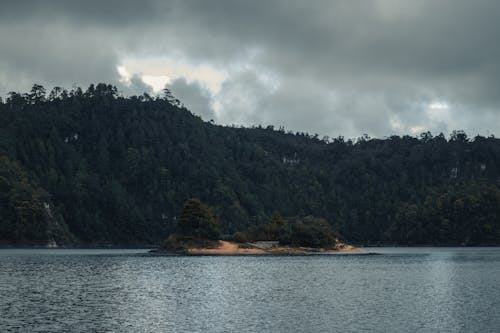 ada, bulutlu, dağlar içeren Ücretsiz stok fotoğraf