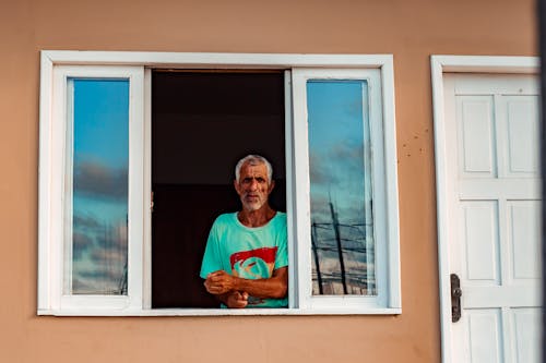 adam, ayakta, cam içeren Ücretsiz stok fotoğraf