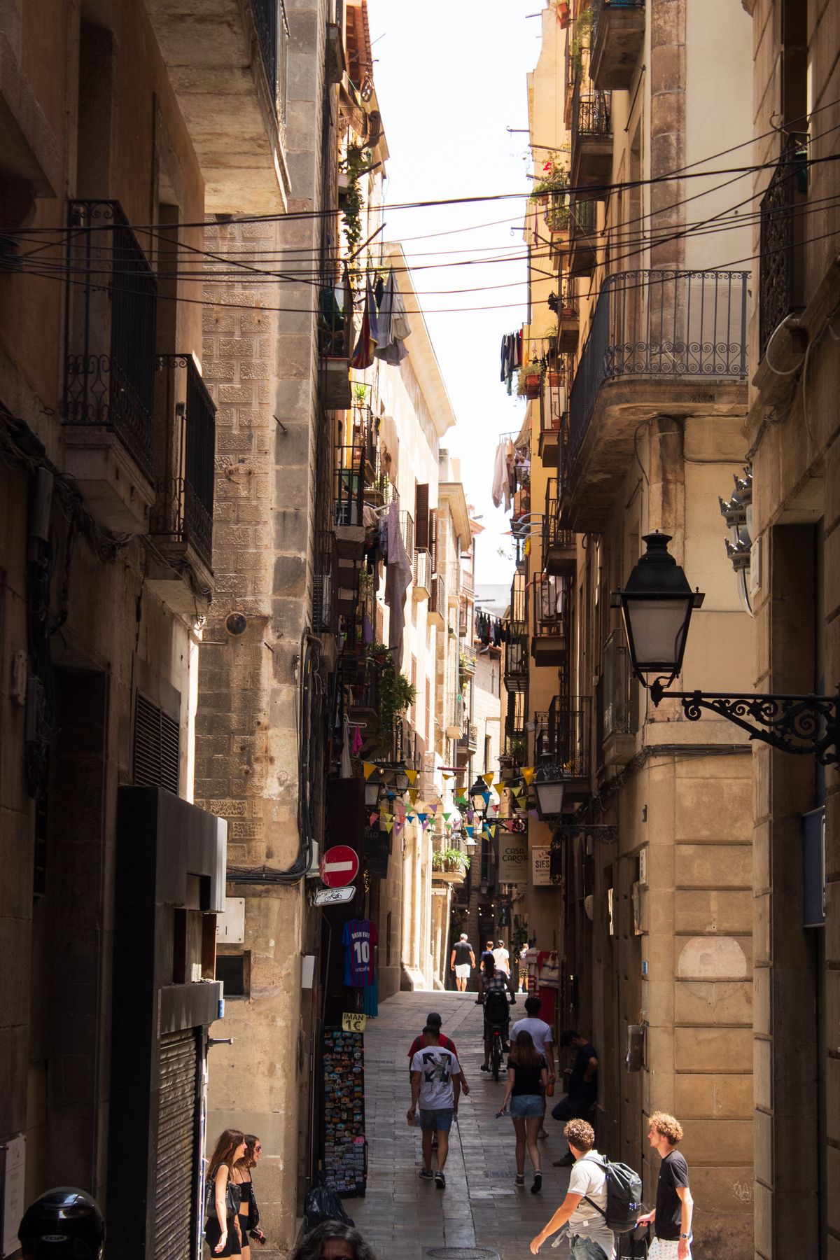 Gasse in der Altstadt Barcelonas – typisches Flair bei Sprachreisen für Schüler Spanien