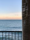 日落时阳台上宁静的海洋景观，非常适合休闲主题