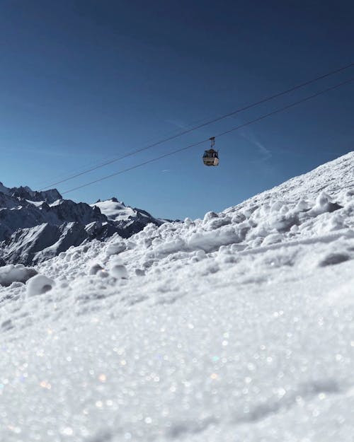 Foto d'estoc gratuïta de foto amb angle baix, neu, remuntador d'esquí