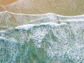 无人机在澳大利亚昆士兰州伯利黑德海滩拍摄充满活力的海浪