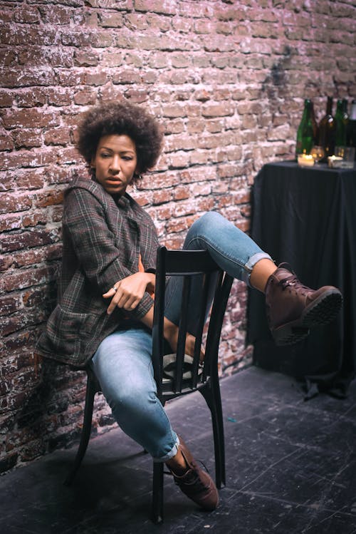 Gratis stockfoto met afro haar, bakstenen muur, bruine schoenen