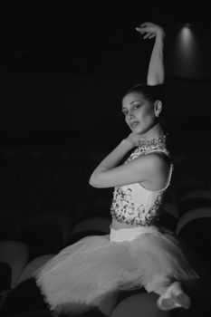 Black and white photo of a ballerina in an elegant pose, taken in Mar del Plata.