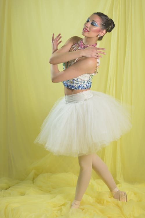 노란색 배경, 댄서, 발레의 무료 스톡 사진