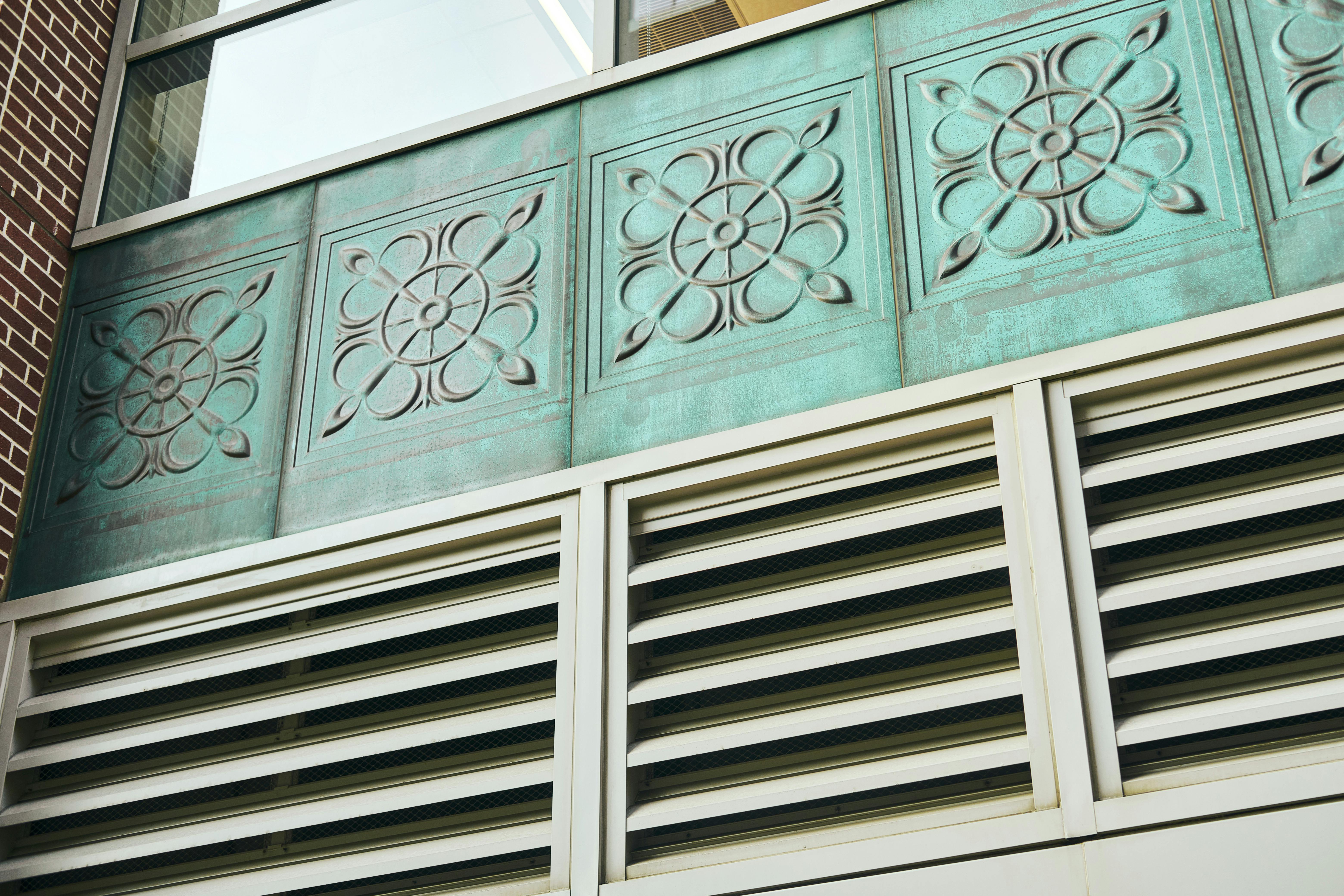 Zbliżenie na nawiewnik okienny zamontowany w profilu ramy