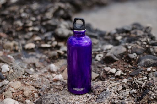 Free Фиолетовая спортивная бутылка на земле Stock Photo