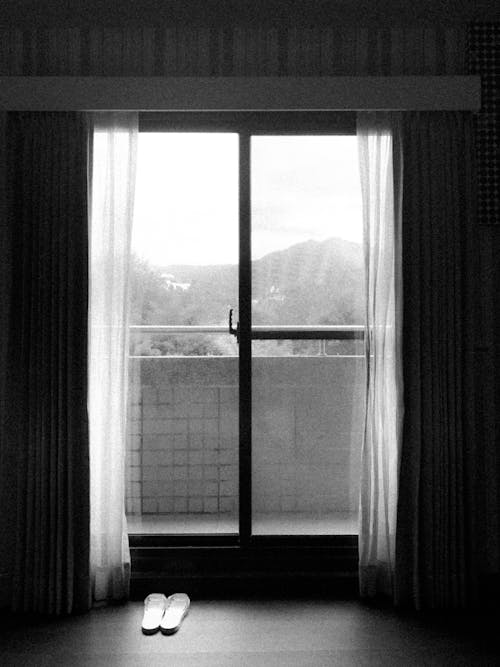 Fotos de stock gratuitas de blanco y negro, cortinas, escala de grises