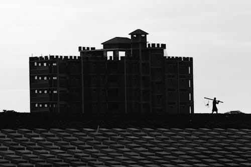 Foto stok gratis bangunan, bayangan hitam, grayscale